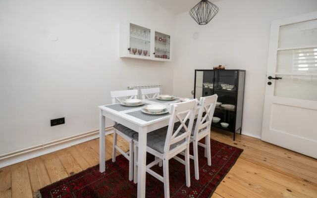Sunny 1bdr Apartment Near City Center
