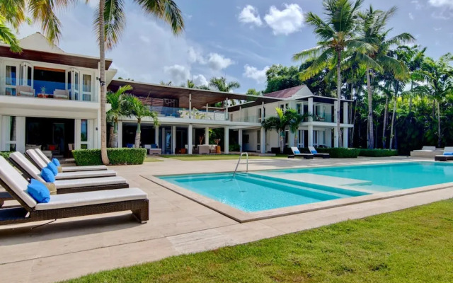 Breathtaking Ocean-view Home w Pool Modern Design