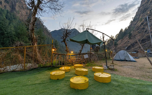 Whoopers Hostel Kasol, Choj