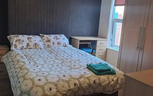 Room-charming Leicester Guest Room With