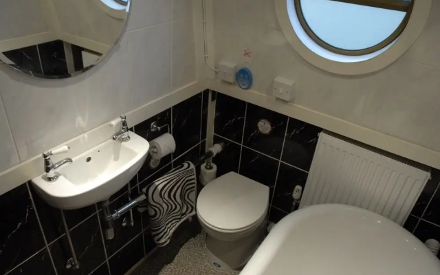 The Cru Houseboats