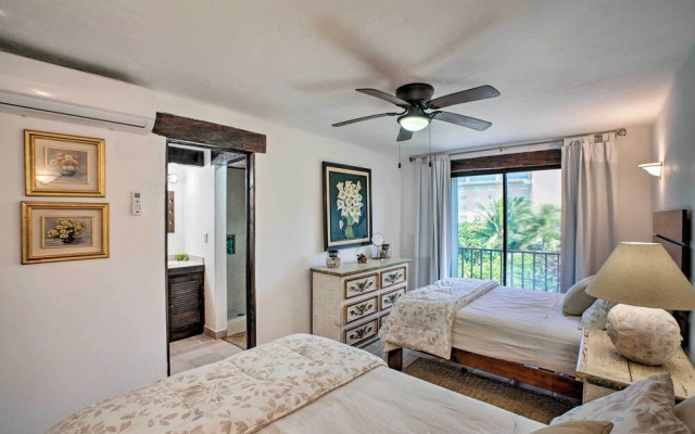 Updated Oceanside Townhome w/ Pool: Walk to Beach!