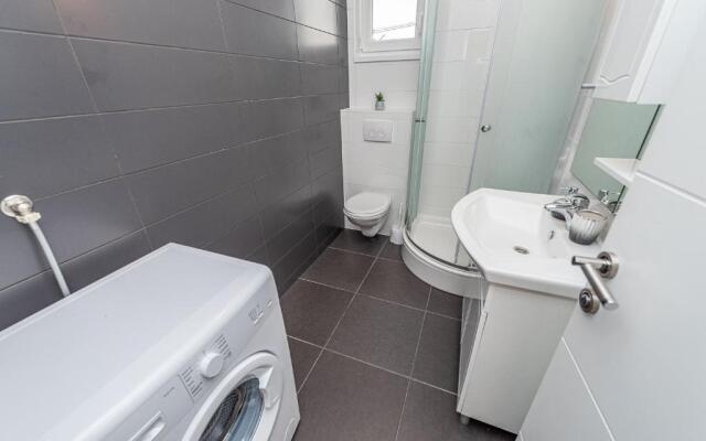 Star 1 modern & centrally ap for 4