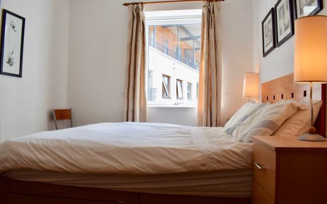 Modern 1 Bedroom Apartment Near the River