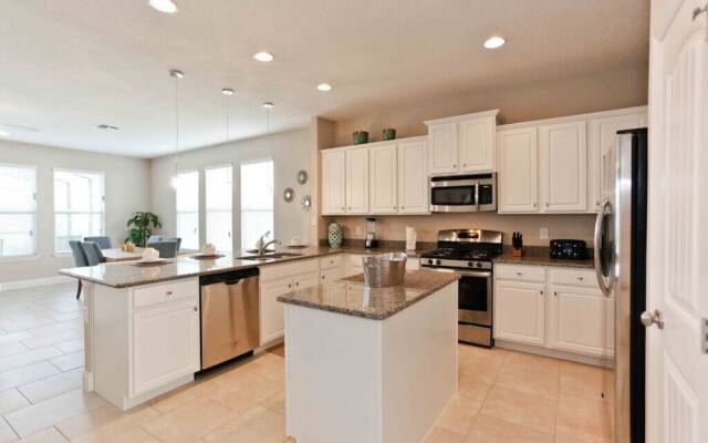 4176 Oaktree Drive 6 Bedroom Home by Redawning