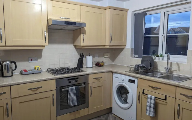 Burnley-4-bedroom House-sleeps 6-parking-clariturf