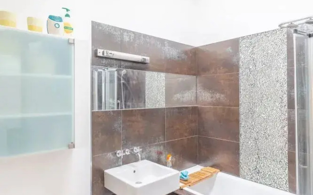 Spacious 2 Bedroom Apartment in Converted Warehouse in Brixton