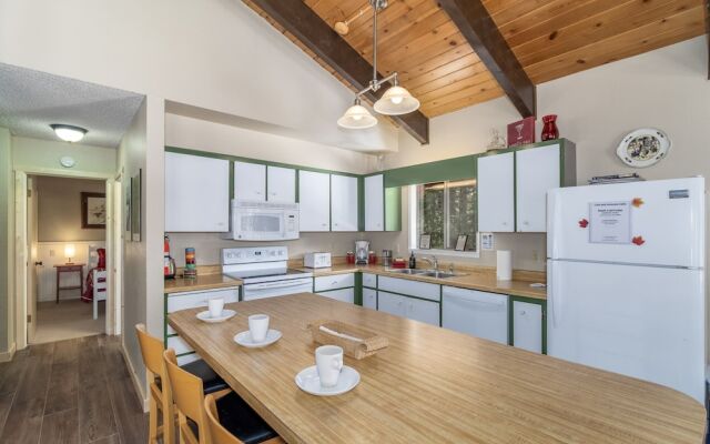 Maple Leaf Lodge 3 Bedroom Home by NW Comfy Cabins by RedAwning