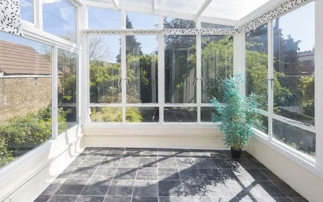 Stylish Modern House With Garden & Parking
