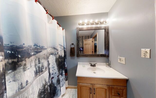 Alpine Vista - 3 Br cabin by RedAwning