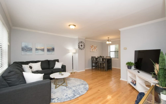 Walkable 2BR Condo Near Greenway Mission