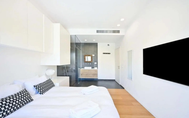 Sunny 3BR Penthouse near the Beach by HolyGuest