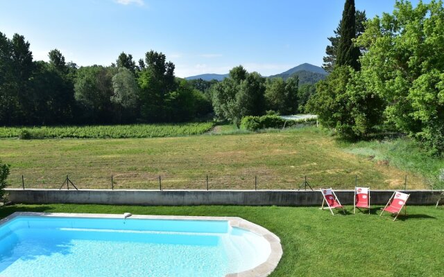 Spacious Villa in Vaison-la-Romaine with Swimming Pool