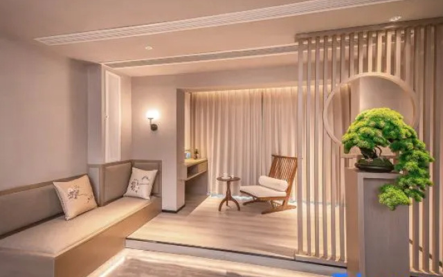 Yinlu Hotel (Zhengzhou Railway Station West Square Erqi Wanda Plaza)