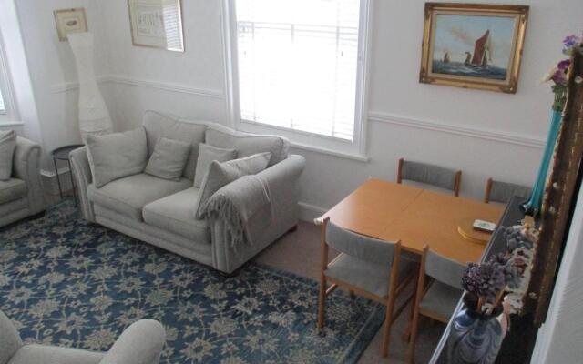 Lovely, Spacious, 3 Bedded, First Floor Apartment