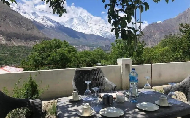 Hotel Hunza White House