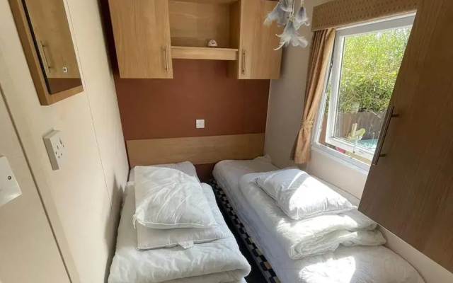 3 Bedroom Caravan - Sleeps 6, Pool & Garden