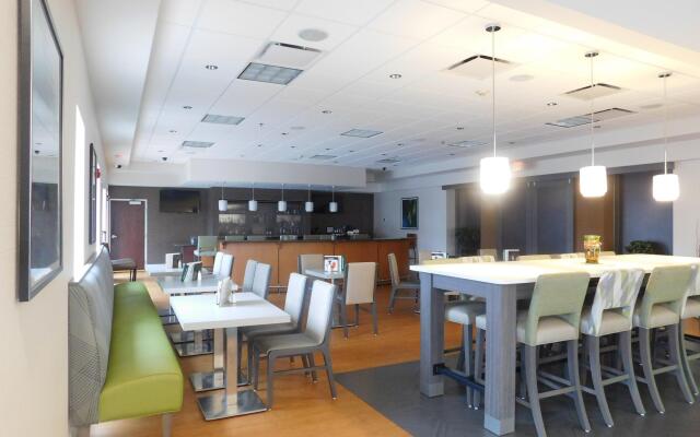 Holiday Inn Hotel & Suites Rochester - Marketplace, an IHG Hotel