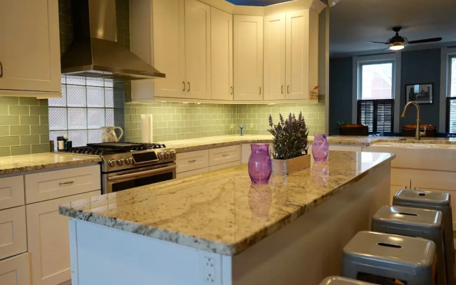 3-Level Bucktown Home - Amazing Outdoors & Parking