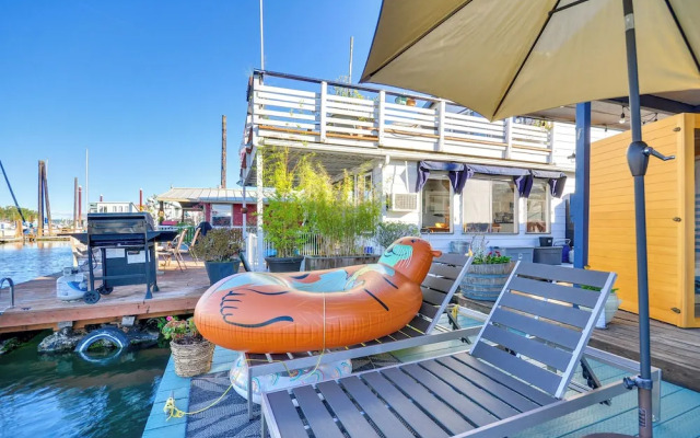 Portland Floating Home Getaway w/ Sauna!
