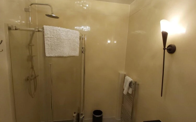 Bright, Modern and Stylish 2 Bedroom Apartment