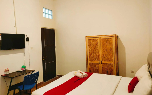 OYO 1957 Riverside Residence