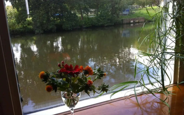 Houseboat Harmony