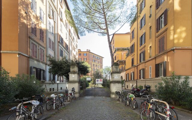 Auditorium Luxury Three Bedroom Apartment