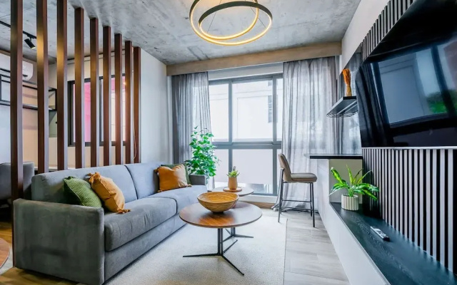 w Stunning 2BR w Great Deco in Centriqo
