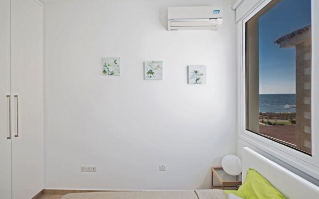 Celebrity Villa Oliver P 14