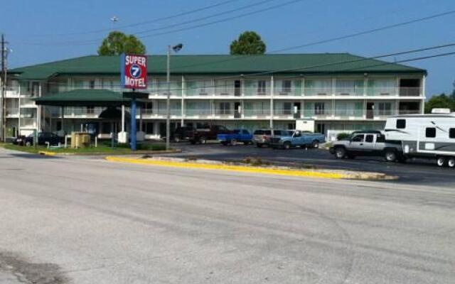 Super 7 Motel