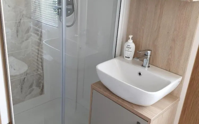 The Sea Breeze - Captivating Caravan in Camber