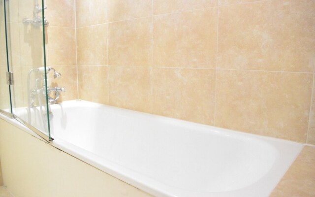 2 Bedroom Apartment With Garden in Shepherds Bush