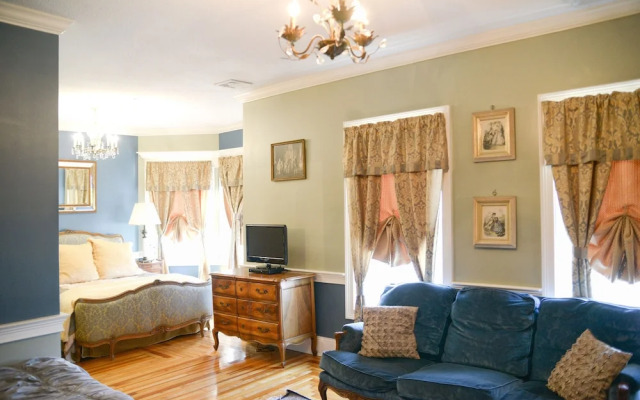 Naomi's Inn Bed & Breakfast