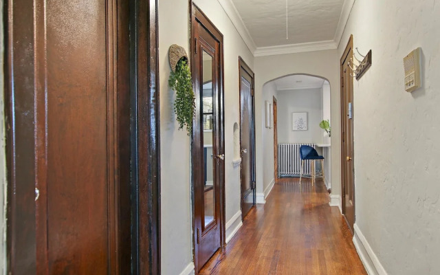 Classic & Charming 2BR Apt in Lincoln
