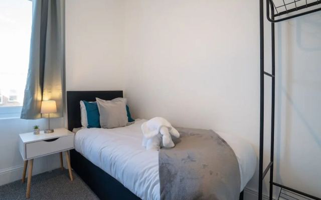 Cozy 3 Bed Apartment - Parking