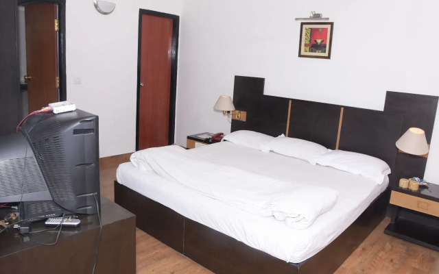 8fold-Pinecrest By LaRiSa, Bhimtal