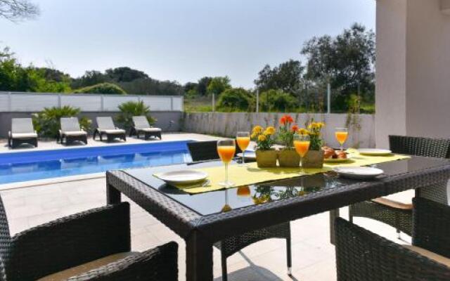 Crowonder Harbor Villa