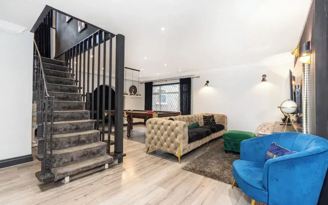 Heathrow House with Hot tub and Garden