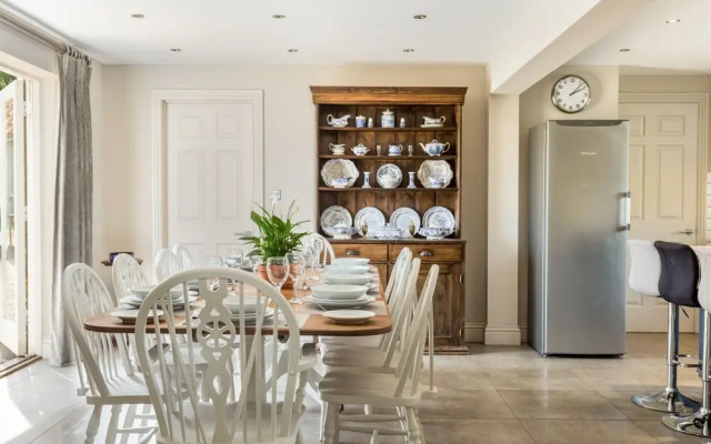 Spacious & Stylish Cotswold Family home