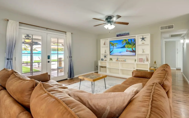 Glendale Getaway: Swim, Putt, Grill, & Relax!