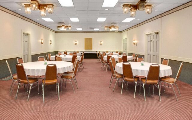 Super 8 By Wyndham Norman