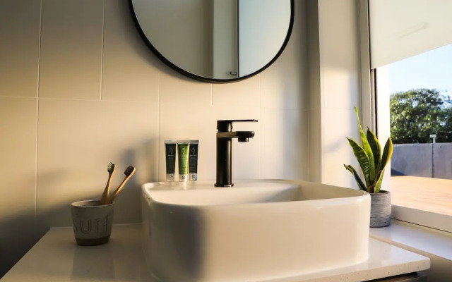 Barrys Beach Road Hotel