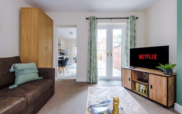 Modern Apartment Perfect for Business Sleeps 4