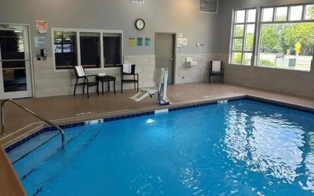 Holiday Inn Express Hotel & Suites Chicago-Algonquin by IHG
