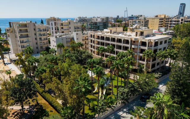 Studio Apartment With Balcony and Garden View