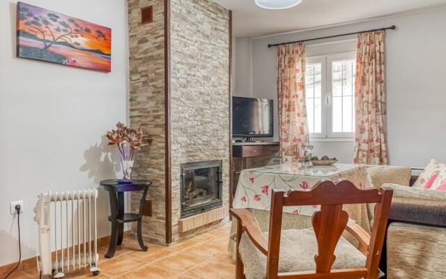 Beautiful Holiday Home in Benamahoma With Fireplace