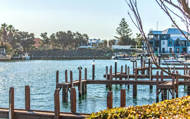 Waters Edge Apartment with Jetty