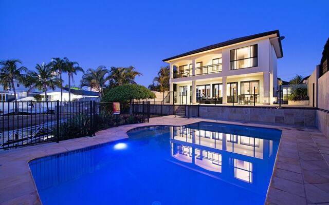 Stunning Lake Front House Amalfi Drive