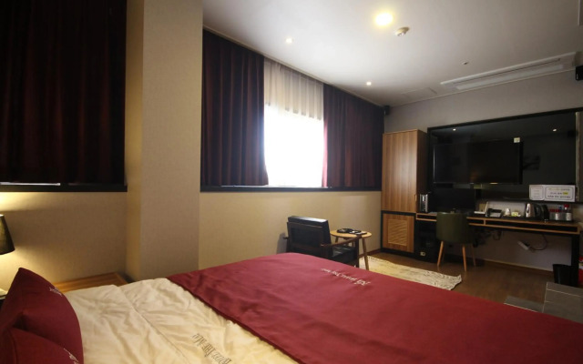 Hotel The May